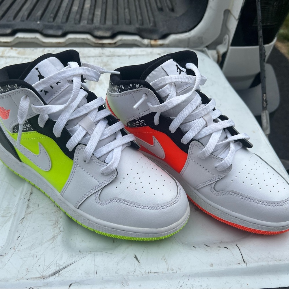Air Jordan 1 youth size 6, brand new, worn indoors only.